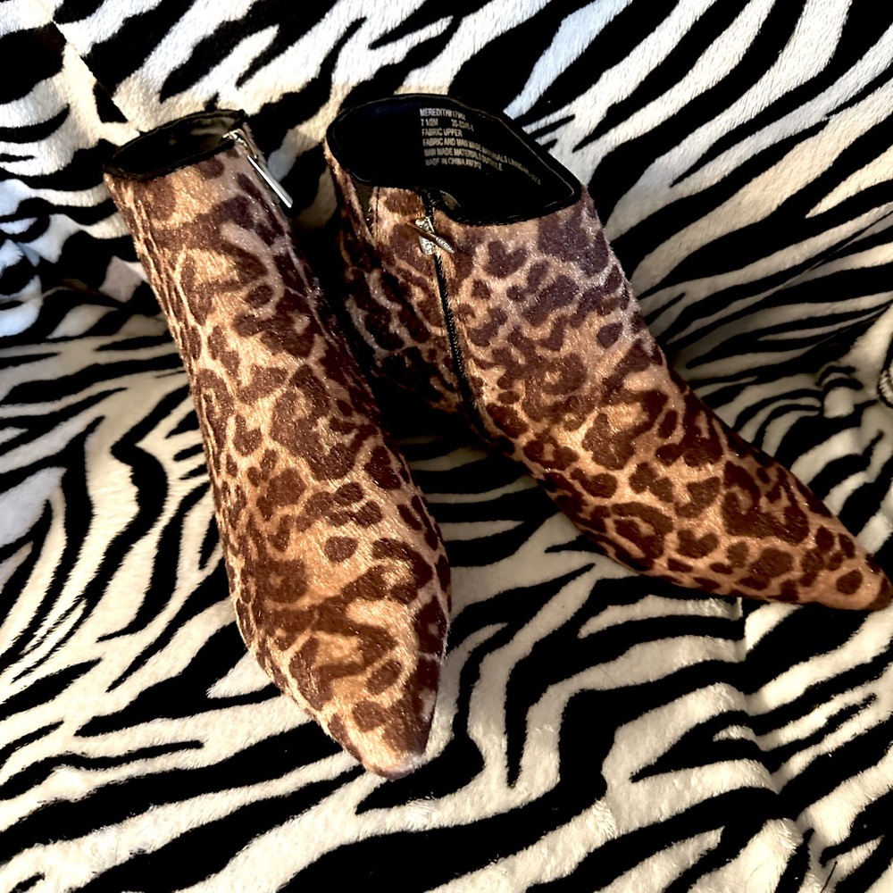 Women Comfortview leopard boots  size 7.5